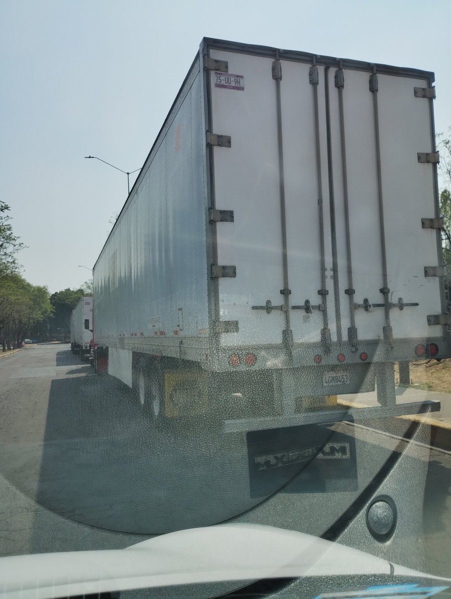 TiaLolo80s's tweet photo. @UCS_GCDMX @LaSEMOVI @TlalpanAl @alfagonzalezm 
Por favor se requiere apoyo p/retirar trailers q llevan 4-5 dias estacionados sobre avenida Fuentes Brotantes y mirador 
La empresa es Transportes Alvarez
Nos preocupa inseguridad y daño al asfalto recién puesto 
cc @TlalpanVecinos https://t.co/dFHkt7XfVM