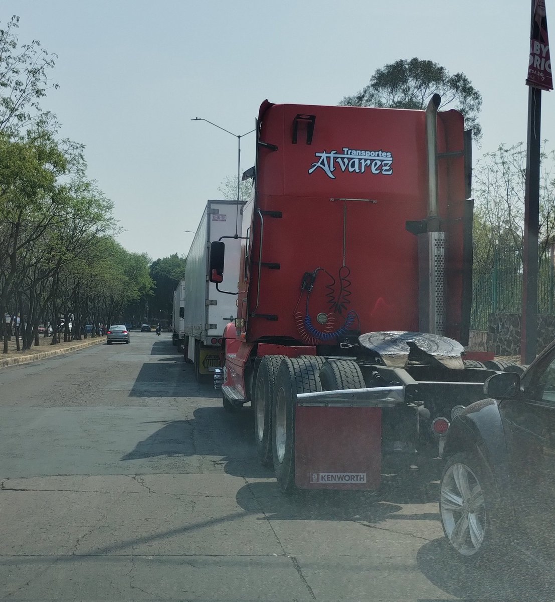 TiaLolo80s's tweet photo. @UCS_GCDMX @LaSEMOVI @TlalpanAl @alfagonzalezm 
Por favor se requiere apoyo p/retirar trailers q llevan 4-5 dias estacionados sobre avenida Fuentes Brotantes y mirador 
La empresa es Transportes Alvarez
Nos preocupa inseguridad y daño al asfalto recién puesto 
cc @TlalpanVecinos https://t.co/dFHkt7XfVM