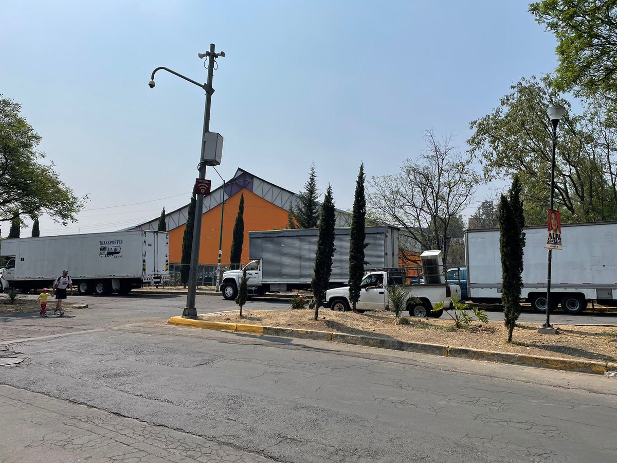 TiaLolo80s's tweet photo. @UCS_GCDMX @LaSEMOVI @TlalpanAl @alfagonzalezm 
Por favor se requiere apoyo p/retirar trailers q llevan 4-5 dias estacionados sobre avenida Fuentes Brotantes y mirador 
La empresa es Transportes Alvarez
Nos preocupa inseguridad y daño al asfalto recién puesto 
cc @TlalpanVecinos https://t.co/dFHkt7XfVM