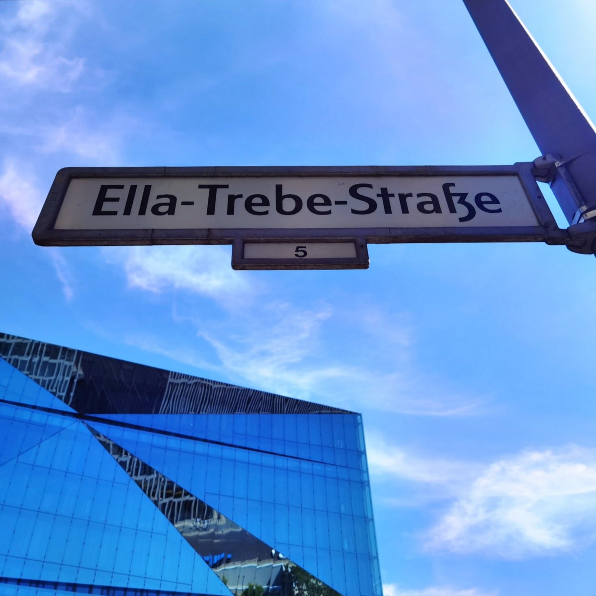 Stift_und_Bogen's tweet photo. Sie wurde #otd 1943 unter dem Naziterror verhaftet.
Ella-Trebe-Straße, Mitte. Erinnerung an Ella #Trebe (* 1902, † 1943), Metallarbeiterin und Gewerkschafterin, Widerstandskämpferin gegen das NS-Regime, nach Verrat und Deportation im KZ Sachsenhausen ermordet.
#Berlin https://t.co/NyVCyLKWWt