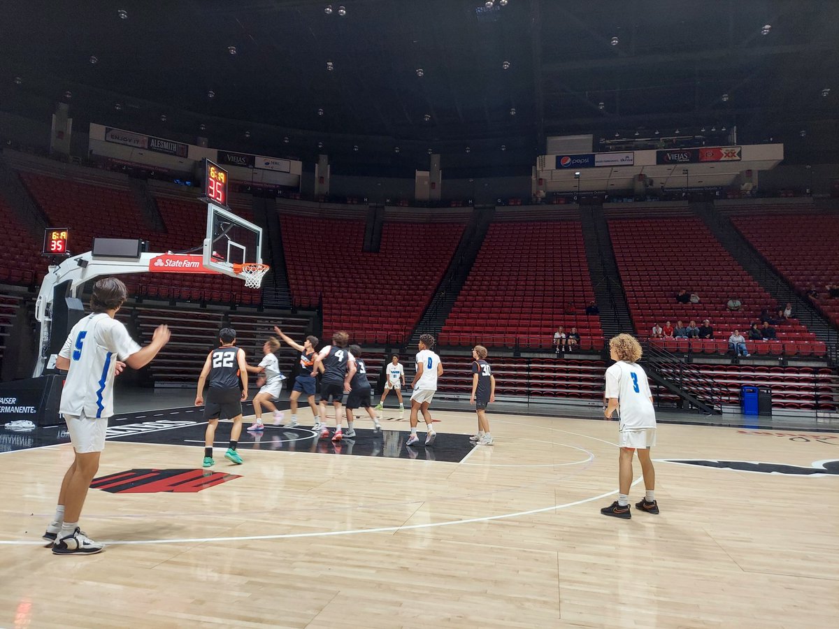 HoopsFallbrook's tweet photo. We all have different reasons why we coach. For me, being able to create mentor young athletes and to have fun. Standing on the Aztec sidelines last night was special moment for me and my family as well. Thank you to all the parents, my admin assistant and coaches! https://t.co/BrFSdwo0Qe