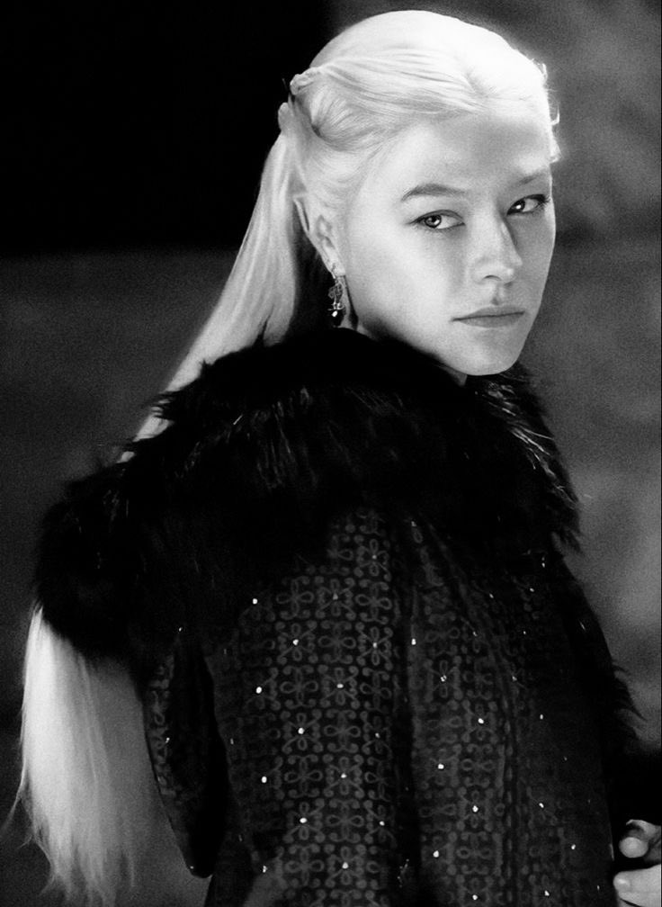 Daenyraz's tweet photo. Já que falaram então vou falar tbm, Rhaenyra é a mulher mais linda de asoiaf, não existe outra pessoa que compete com a beleza surreal dela, muito vão discordar por favoritismo a outras pessoas,  mas vamos concordar que Emma e Rhaenyra tem o face card? https://t.co/Xqhfc3wLL4