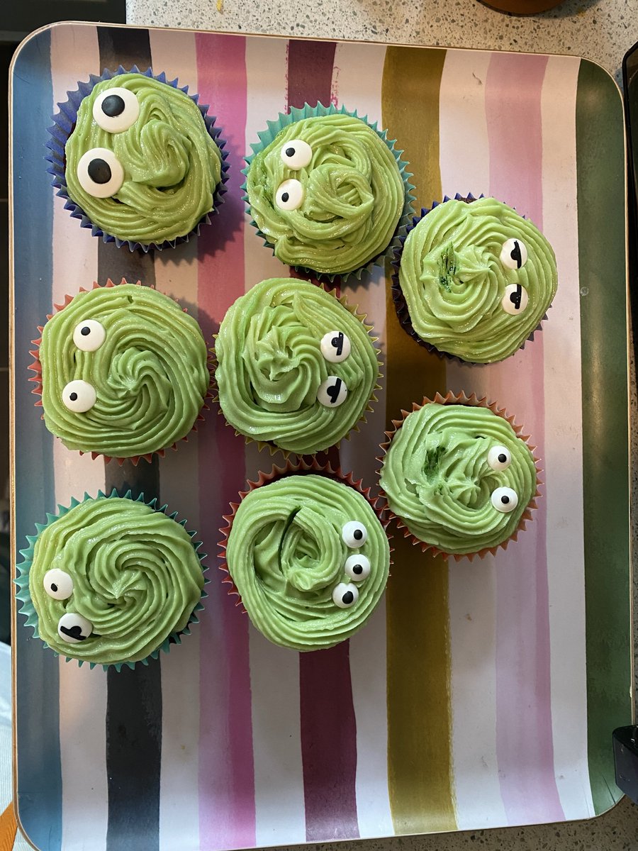 mkhardywrites's tweet photo. One of our discords decided to bake frog-themed treats this weekend and share pictures. Everyone did amazingly... https://t.co/3H0Yv26uyz