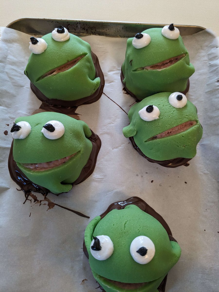 mkhardywrites's tweet photo. One of our discords decided to bake frog-themed treats this weekend and share pictures. Everyone did amazingly... https://t.co/3H0Yv26uyz