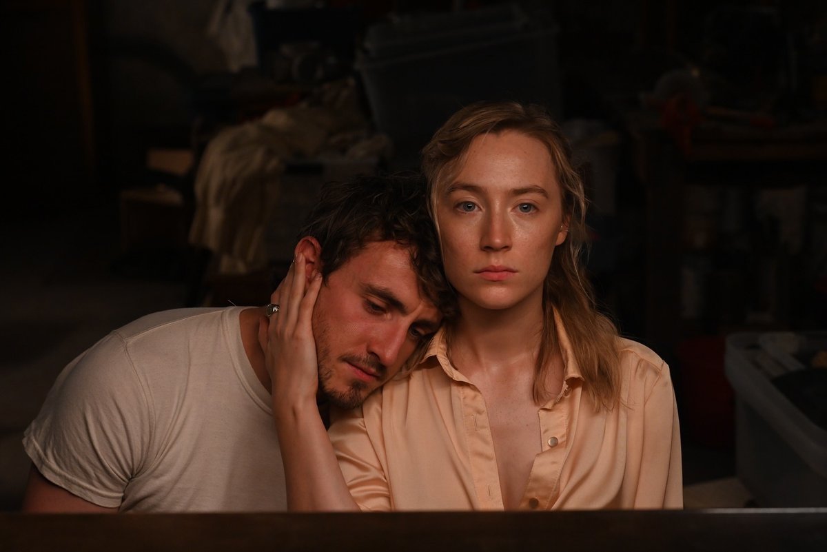 archivesaoirse's tweet photo. Saoirse Ronan and Paul Mescal in FOE (2023) https://t.co/9YDcoeZdbQ