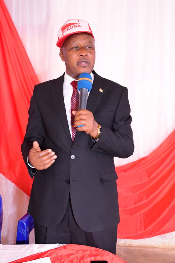 parti_uprona's tweet photo. Rehaussée par son Excellence le Vice-Président de la République du Burundi Ir Prosper BAZOMBANZA, la réunion du comité provincial rassemblé des Badasigana tenu ce dimanche le 09 Juin 2024 à la permanence du parti UPRONA à Mwaro, a été d'une joie inestimable. 

Rouge Blanc, Itagas https://t.co/VnraRXkcAr