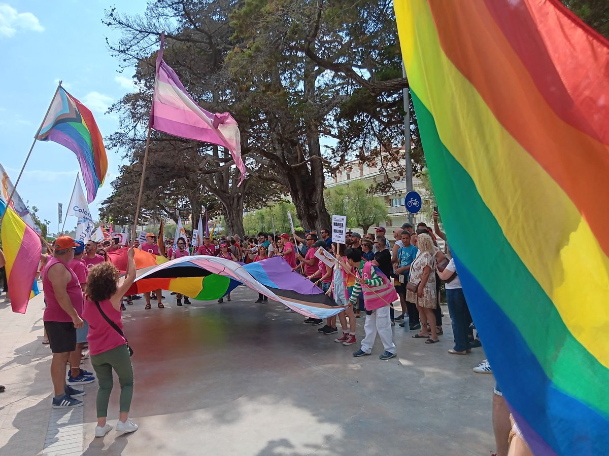 AjSitges's tweet photo. Més de 2.000 participants i 19 carrosses han desfilat aquesta tarda pel Passeig de la Ribera a la desfilada de l’Orgull en el marc de la #SitgesPride.

L’esdeveniment reitera la importància del respecte i la diversitat per construir una societat més igualitària. https://t.co/Hz4kQlBjdX