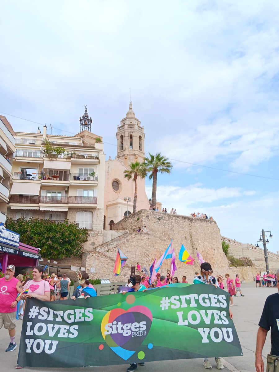AjSitges's tweet photo. Més de 2.000 participants i 19 carrosses han desfilat aquesta tarda pel Passeig de la Ribera a la desfilada de l’Orgull en el marc de la #SitgesPride.

L’esdeveniment reitera la importància del respecte i la diversitat per construir una societat més igualitària. https://t.co/Hz4kQlBjdX