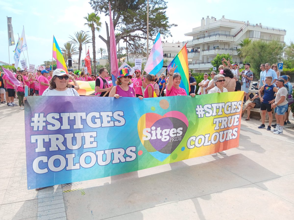 AjSitges's tweet photo. Més de 2.000 participants i 19 carrosses han desfilat aquesta tarda pel Passeig de la Ribera a la desfilada de l’Orgull en el marc de la #SitgesPride.

L’esdeveniment reitera la importància del respecte i la diversitat per construir una societat més igualitària. https://t.co/Hz4kQlBjdX
