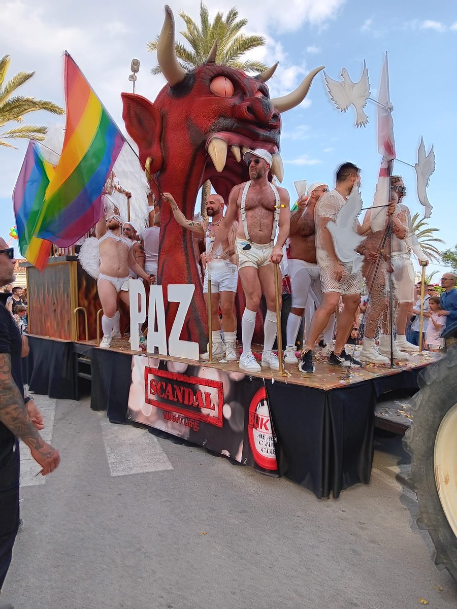 AjSitges's tweet photo. Més de 2.000 participants i 19 carrosses han desfilat aquesta tarda pel Passeig de la Ribera a la desfilada de l’Orgull en el marc de la #SitgesPride.

L’esdeveniment reitera la importància del respecte i la diversitat per construir una societat més igualitària. https://t.co/Hz4kQlBjdX