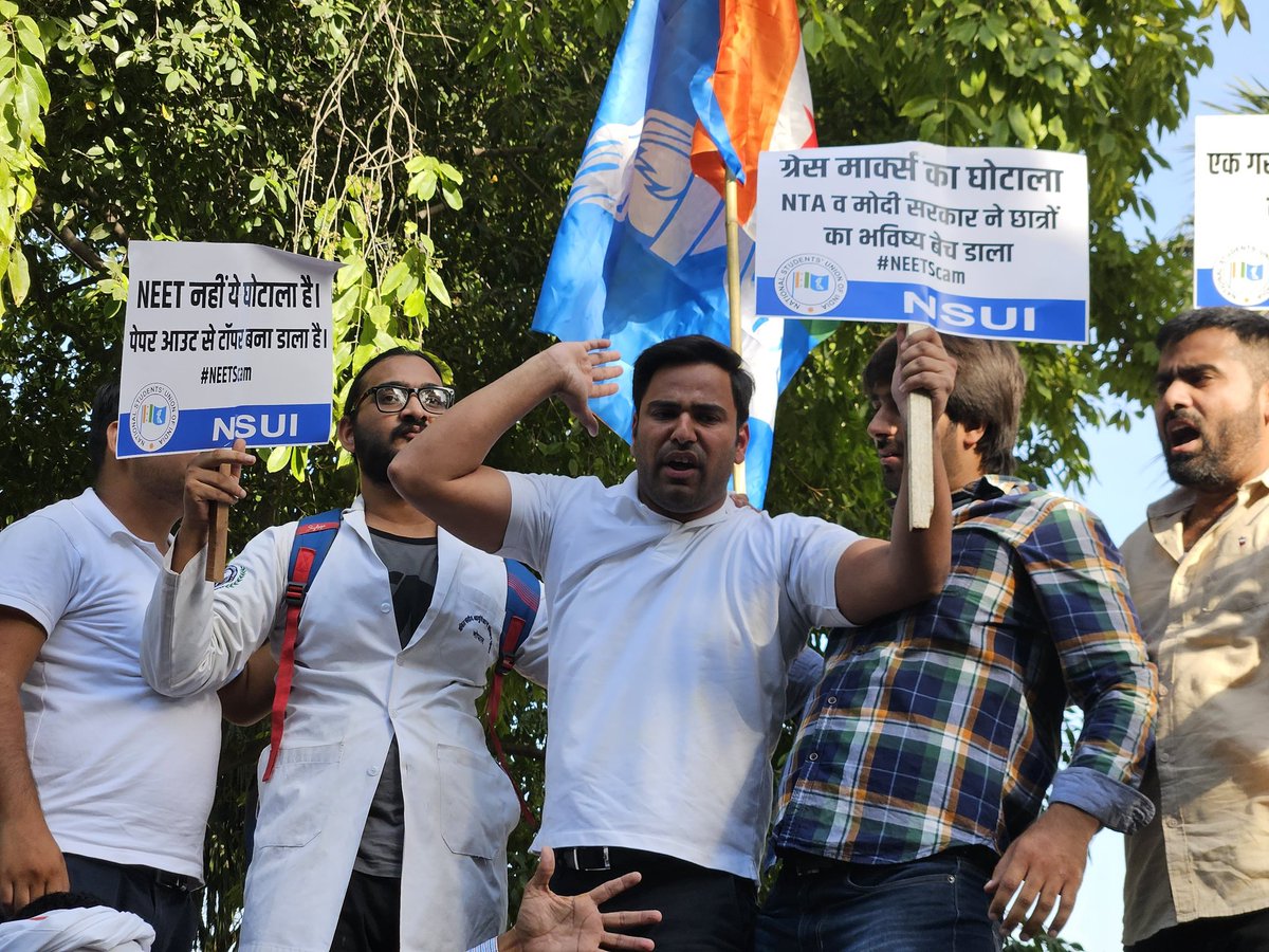 chunnu_inc's tweet photo. नीट परीक्षा में हुई धांधली के विरोध में NSUI राष्ट्रीय अध्यक्ष आदरणीय श्री @varunchoudhary2 जी के नेतृत्व में केंद्र सरकार के शपथ ग्रहण के दिन विरोध प्रदर्शन कर हजारों छात्रों की आवाज बनने का कार्य किया।
 न्याय न मिलने तक यह संघर्ष अनवरत ज��री रहेगा।

#RENEET https://t.co/QvlC5auTox