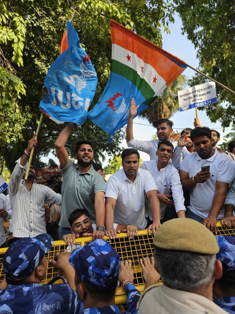 chunnu_inc's tweet photo. नीट परीक्षा में हुई धांधली के विरोध में NSUI राष्ट्रीय अध्यक्ष आदरणीय श्री @varunchoudhary2 जी के नेतृत्व में केंद्र सरकार के शपथ ग्रहण के दिन विरोध प्रदर्शन कर हजारों छात्रों की आवाज बनने का कार्य किया।
 न्याय न मिलने तक यह संघर्ष अनवरत ज��री रहेगा।

#RENEET https://t.co/QvlC5auTox