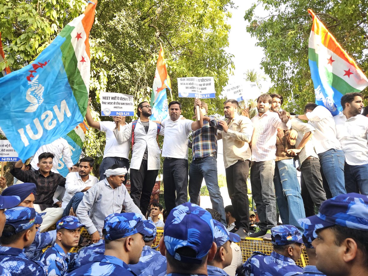 chunnu_inc's tweet photo. नीट परीक्षा में हुई धांधली के विरोध में NSUI राष्ट्रीय अध्यक्ष आदरणीय श्री @varunchoudhary2 जी के नेतृत्व में केंद्र सरकार के शपथ ग्रहण के दिन विरोध प्रदर्शन कर हजारों छात्रों की आवाज बनने का कार्य किया।
 न्याय न मिलने तक यह संघर्ष अनवरत ज��री रहेगा।

#RENEET https://t.co/QvlC5auTox