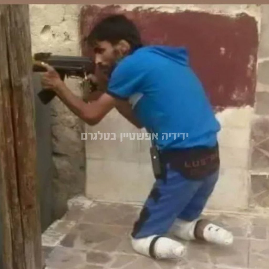 SilentlySirs's tweet image. The most shared image in #Israel 🔻🔻

An image of a #Qassam fighter without legs facing an Israeli battalion armed with the strongest weapons, defying the army that cannot be defeated.

By God, #Arabs.. is the shoe of this amputee fighter more honorable.. or the faces of your