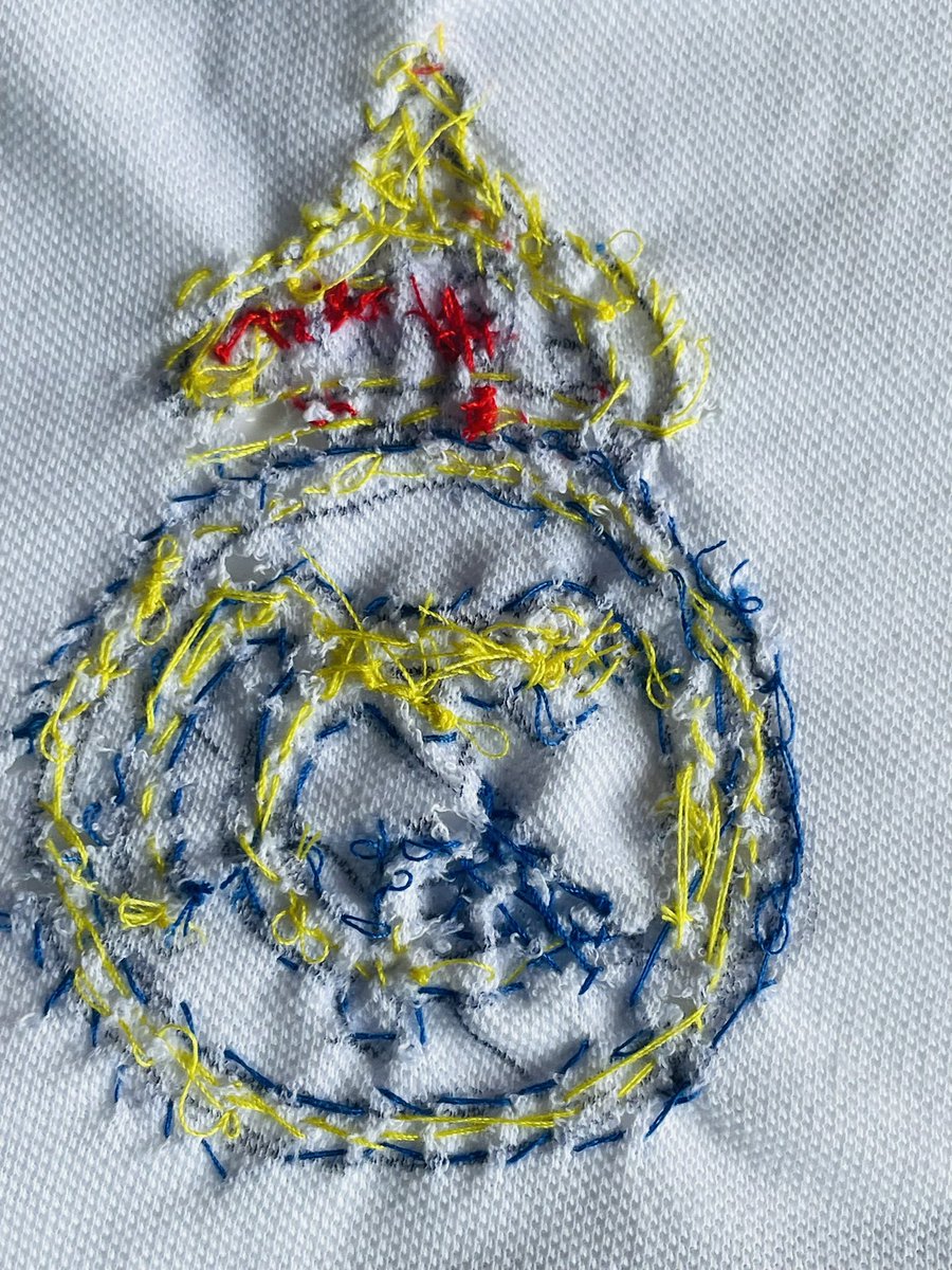lince1973's tweet photo. Como no tengo pasta para comprarme la camiseta, me he cosido el escudo yo mismo #REALMADRİD #champions @realmadrid @vinijr @nachofi1990 @ToniKroos @JoseluMato9 @Camavinga @Lucasvazquez91 @KMbappe @BellinghamJude @ToniRuediger @madridisme @Fun_Realmadrid @David_Alaba https://t.co/aCANJJqgye