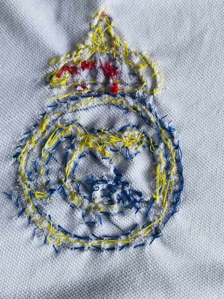 lince1973's tweet photo. Como no tengo pasta para comprarme la camiseta, me he cosido el escudo yo mismo #REALMADRİD #champions @realmadrid @vinijr @nachofi1990 @ToniKroos @JoseluMato9 @Camavinga @Lucasvazquez91 @KMbappe @BellinghamJude @ToniRuediger @madridisme @Fun_Realmadrid @David_Alaba https://t.co/aCANJJqgye