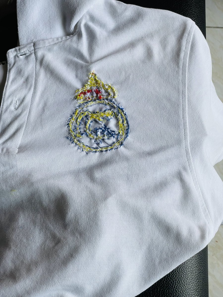 lince1973's tweet photo. Como no tengo pasta para comprarme la camiseta, me he cosido el escudo yo mismo #REALMADRİD #champions @realmadrid @vinijr @nachofi1990 @ToniKroos @JoseluMato9 @Camavinga @Lucasvazquez91 @KMbappe @BellinghamJude @ToniRuediger @madridisme @Fun_Realmadrid @David_Alaba https://t.co/aCANJJqgye