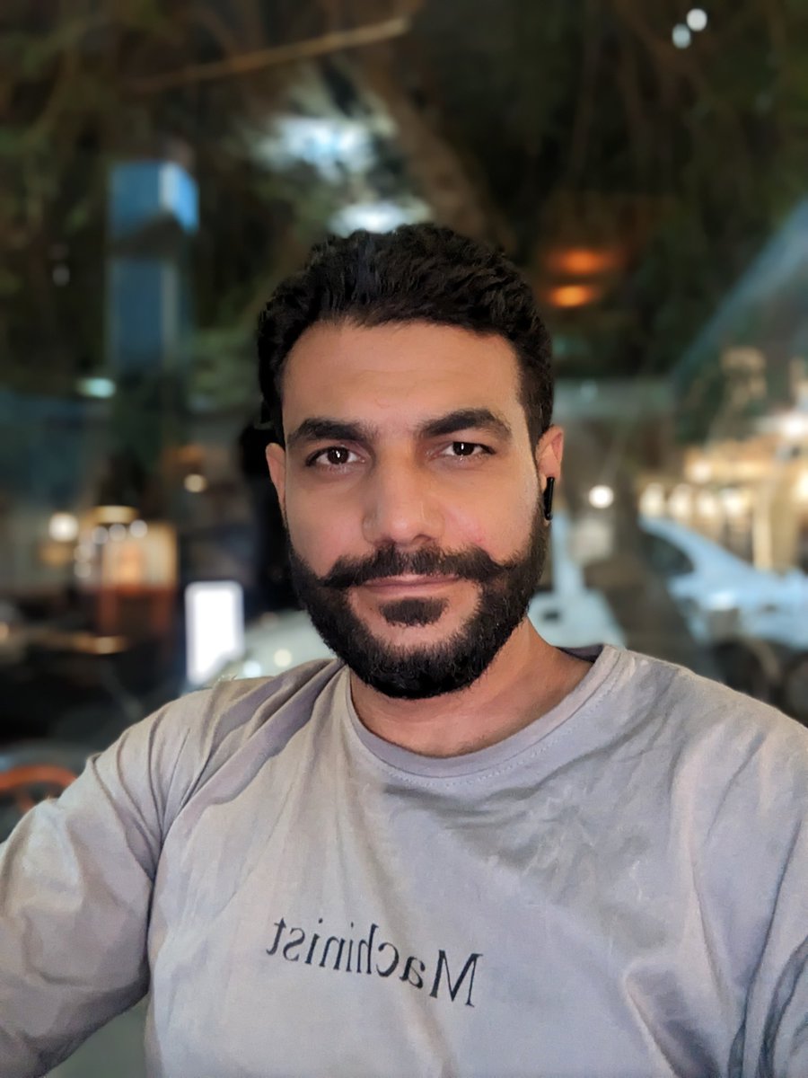 AM381381's tweet photo. نویسنده خسته از وسط جلسات پرفشار بهتون سلام می‌کنه 🖐🏻🖐🏻🖐🏻 https://t.co/zwcr8Vlz7J