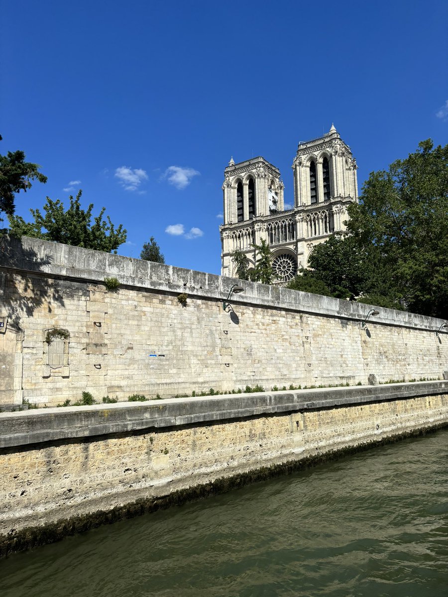 WilliamwoodHS's tweet photo. On a vu la Tour Eiffel! 
This afternoon we went on a cruise down the river Seine and saw lots of sights including the Eiffel Tower complete with its Olympic rings 🔵🟡⚫️🟢🔴 #WWHSParis24 https://t.co/RG8gIrkg3G