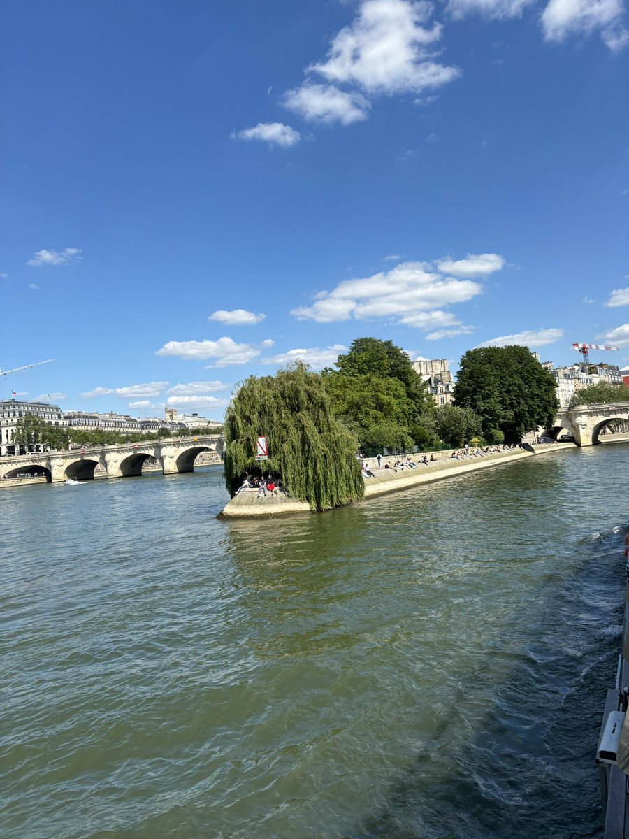 WilliamwoodHS's tweet photo. On a vu la Tour Eiffel! 
This afternoon we went on a cruise down the river Seine and saw lots of sights including the Eiffel Tower complete with its Olympic rings 🔵🟡⚫️🟢🔴 #WWHSParis24 https://t.co/RG8gIrkg3G