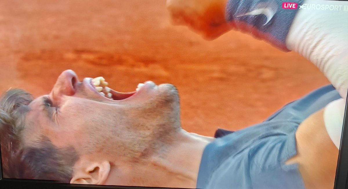 🥎¡Nos has hecho soñar y sufrir, nos has emocionado y nos has hecho inmensamente felices a todos los españoles y a todos tus murcianos!.
🏆💪GRACIAS y ENHORABUENA <a href="/carlosalcaraz/">Carlos Alcaraz</a>, un orgullo inmenso y el mejor regalo en el #DíadelaRegióndeMurcia para todos. 🧠❤️🥚🥚
#RolandGarros