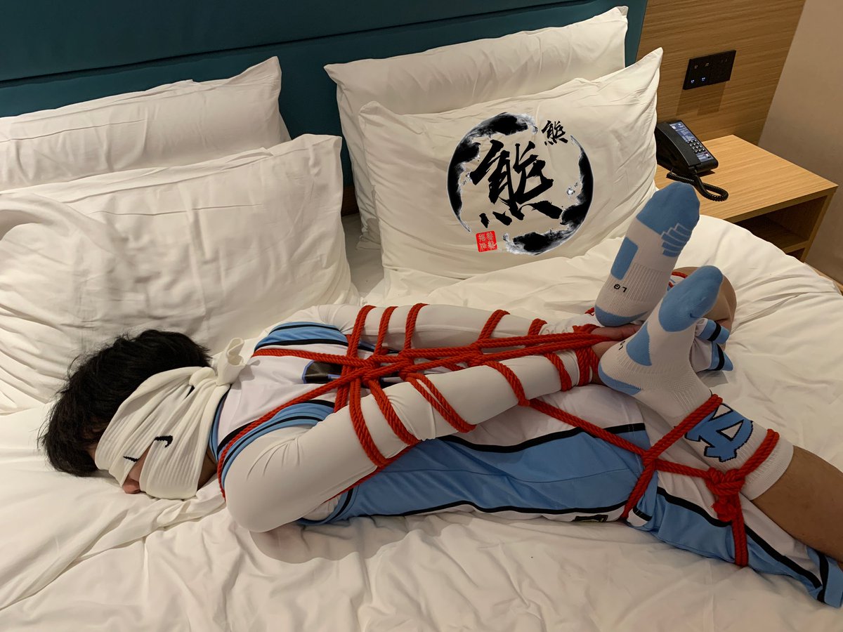 Xiongxiong_'s tweet photo. 小泽@JazzLyffh 说了要挣脱开，但是在我手里能挣脱开的，屈指可数啊，端午之后，谁想看解开腿部捆绑，还是没有挣脱开的小泽🤔 https://t.co/bmRAKWIHX2