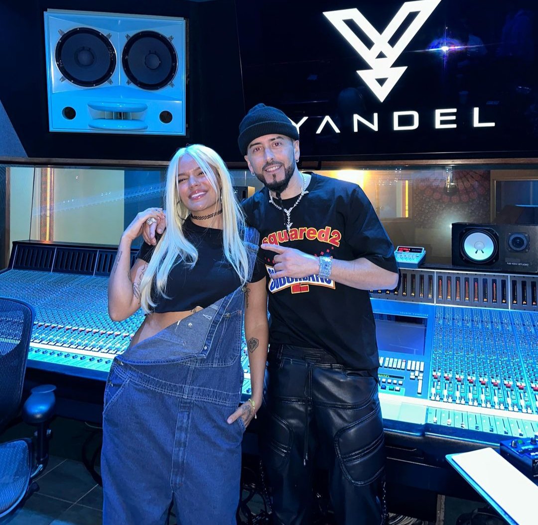 detodopoquitou's tweet photo. #karolG junto a Yandel 🔥 https://t.co/oVpi0I3KcW