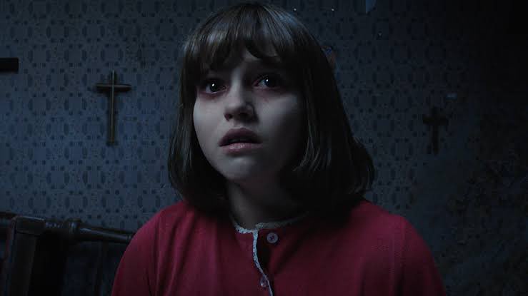 Há 8 anos INVOCAÇÃO DO MAL 2 estreava nos cinemas brasileiros trazendo figuras icônicas como A Freira Valak e o Homem-Torto.