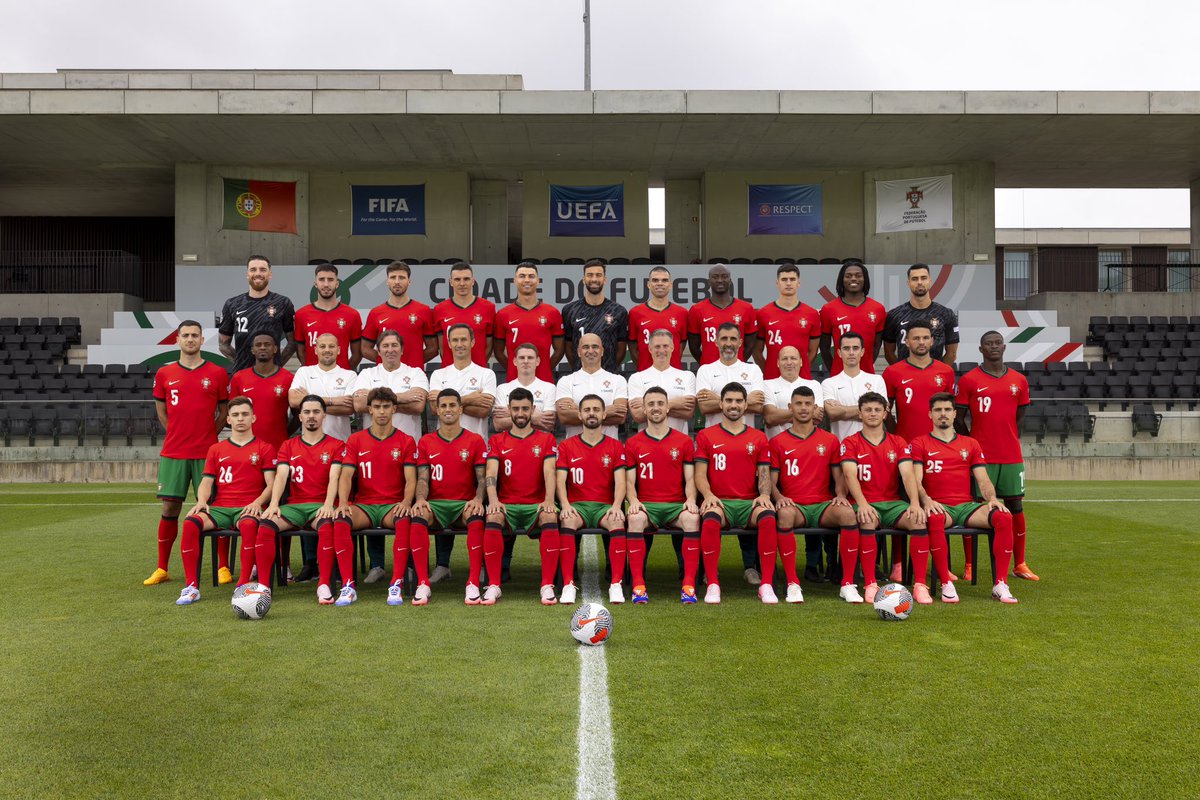 selecaoportugal's tweet photo. 𝗙𝗢𝗧𝗢 𝗗𝗘 𝗙𝗔𝗠𝗜́𝗟𝗜𝗔 rumo ao #EURO2024 📸🇵🇹 https://t.co/XtGMMSjtAN