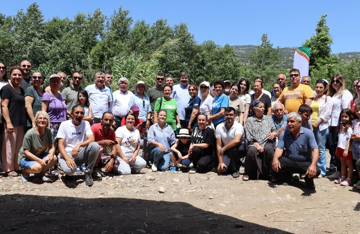 MersinBarosu's tweet photo. Çevre sorunlarına karşı dayanışma için düzenlenen, "Yeryüzü Sofrası" etkinliğinde Baro Başkanımız Av. Gazi Özdemir ile Kent ve Çevre Komisyonumuz, çevre gönüllüleri ile buluştu.

Detaylar link: https://t.co/KC8Pdqb61Y https://t.co/ipwCHOuOMT