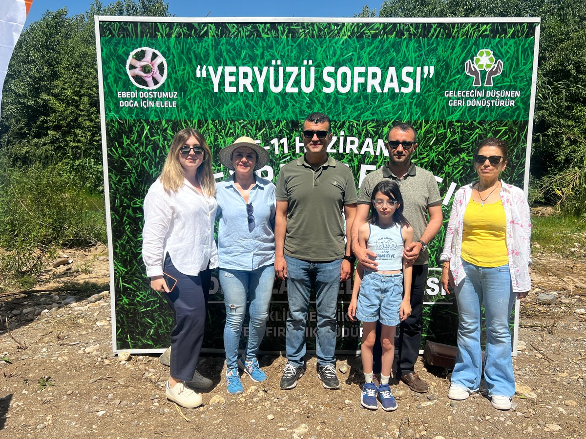 MersinBarosu's tweet photo. Çevre sorunlarına karşı dayanışma için düzenlenen, "Yeryüzü Sofrası" etkinliğinde Baro Başkanımız Av. Gazi Özdemir ile Kent ve Çevre Komisyonumuz, çevre gönüllüleri ile buluştu.

Detaylar link: https://t.co/KC8Pdqb61Y https://t.co/ipwCHOuOMT