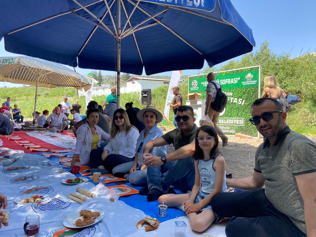 MersinBarosu's tweet photo. Çevre sorunlarına karşı dayanışma için düzenlenen, "Yeryüzü Sofrası" etkinliğinde Baro Başkanımız Av. Gazi Özdemir ile Kent ve Çevre Komisyonumuz, çevre gönüllüleri ile buluştu.

Detaylar link: https://t.co/KC8Pdqb61Y https://t.co/ipwCHOuOMT