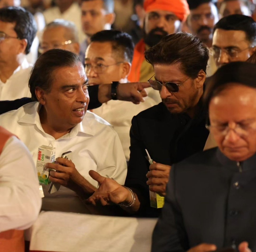 TeamSRKWarriors's tweet photo. HQ pictures of Shah Rukh Khan &amp; Mukesh Ambani at Rashtrapati Bhavan earlier today for PM Narendra Modi's Oath Ceremony ♥️

#ShahRukhKhan https://t.co/HlUE9lV7PU