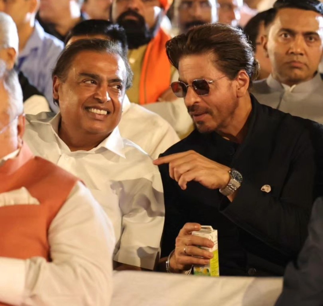 TeamSRKWarriors's tweet photo. HQ pictures of Shah Rukh Khan &amp; Mukesh Ambani at Rashtrapati Bhavan earlier today for PM Narendra Modi's Oath Ceremony ♥️

#ShahRukhKhan https://t.co/HlUE9lV7PU