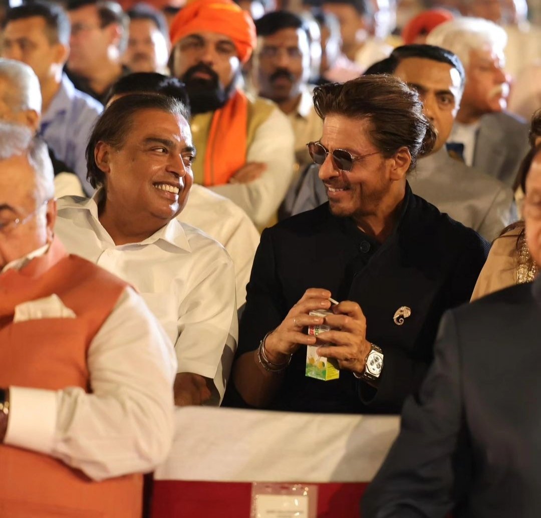 TeamSRKWarriors's tweet photo. HQ pictures of Shah Rukh Khan &amp; Mukesh Ambani at Rashtrapati Bhavan earlier today for PM Narendra Modi's Oath Ceremony ♥️

#ShahRukhKhan https://t.co/HlUE9lV7PU
