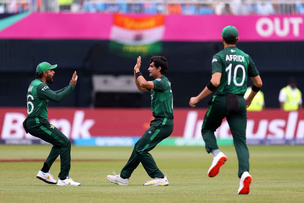 SportsBuzzSB's tweet photo. Pakistan putting on a show in New York 🔥

A superb bowling effort slows India down to 97/7 at the end of the 15-over mark 👏

#T20WorldCup | #INDvPAK | 📝 https://t.co/3PbqIvRiex