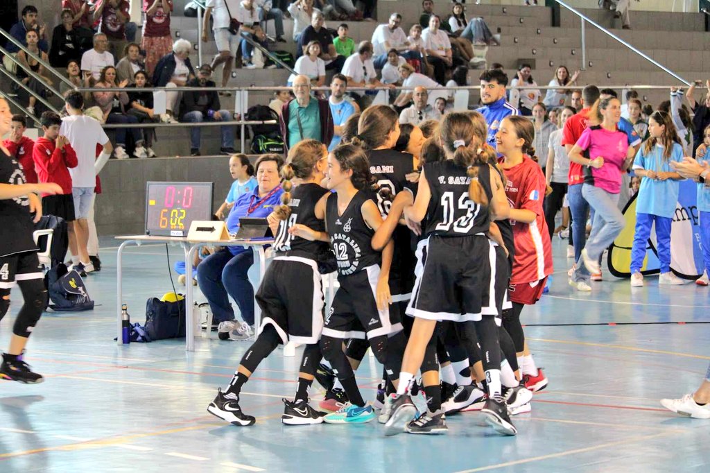 FCBaloncesto's tweet photo. ๐ #PreMinibasketFem
๐ฎ๐จ #CC2024
๐
Final 1ยฐ-2ยฐ
๐ @DominicasV ๐ฅ
๐ @cbislascanarias ๐ฅ
#BaloncestoEnPositivo #Canarias100x100 #Canarias #Baloncesto #Basketball #Basket #Deporte #Sport #Photography #SportPhotography https://t.co/7nlVMSisSs