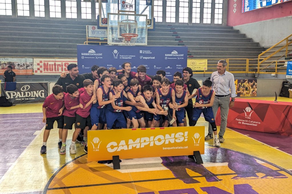 FCBQ's tweet photo. 🏆 @FCBbasket CAMPIÓ de Catalunya Mini Masculí Nivell A1 en guanyar a la final de #Mataró a l'amfitrió @uemataro (97-69). 3a posició final per a un @BasquetManresaB que ha derrotat el @SbdSudBasquet per 87-55. Enhorabona!

📊 https://t.co/CPMFuTR3ND
➡️ https://t.co/bV0qJw0EbT https://t.co/VNorsB8s7p