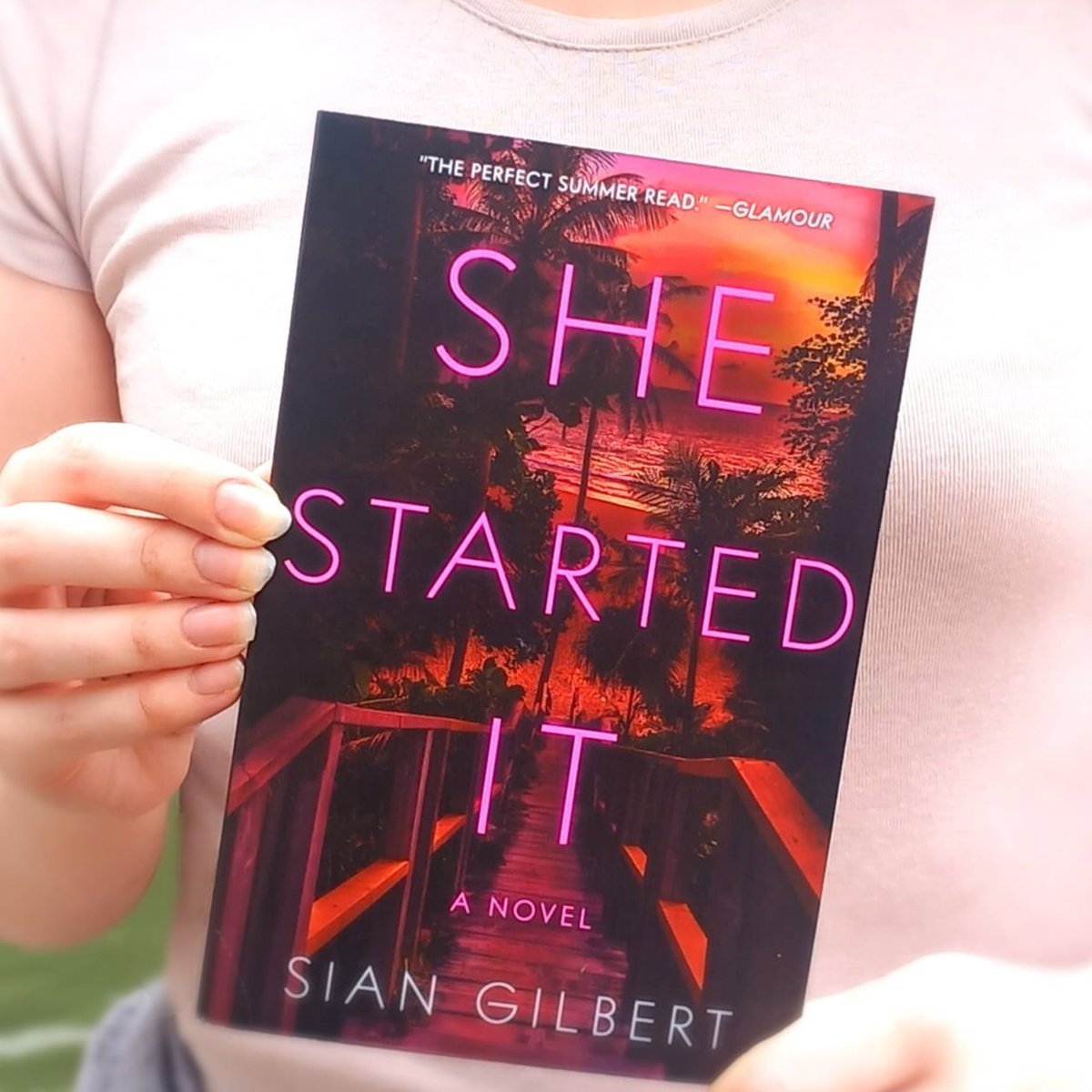 SianMGilbert's tweet image. She&apos;s finally here! The US Paperback of SHE STARTED IT, out June 18th! 🔥

Available to preorder now via the link in my bio, she&apos;s smaller but still as vibrantly pink as ever.

Thanks for all the support in making #shestartedit such a success in the US. Readers are brilliant.❤️