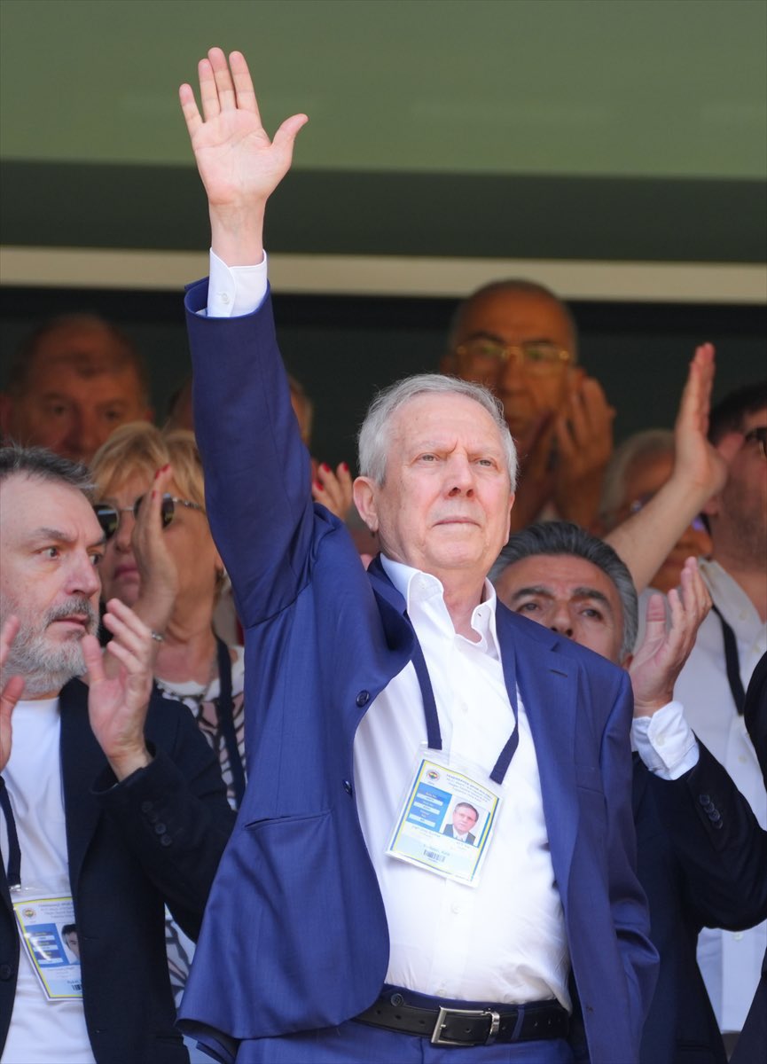 Çok istedim 1 dönem daha senin resitalini görmeyi seninle Fenerbahçe’yi tekrar kavuşturmayı. Bir daha gelmez zaten böyle bir fırsat biliyorum ama seninle Fenerbahçeli olmak çok ayrı duyguydu be başkan, sana yakışır bir veda yapamadık affet ama yerin çok ayrı aklı selim herkeste.