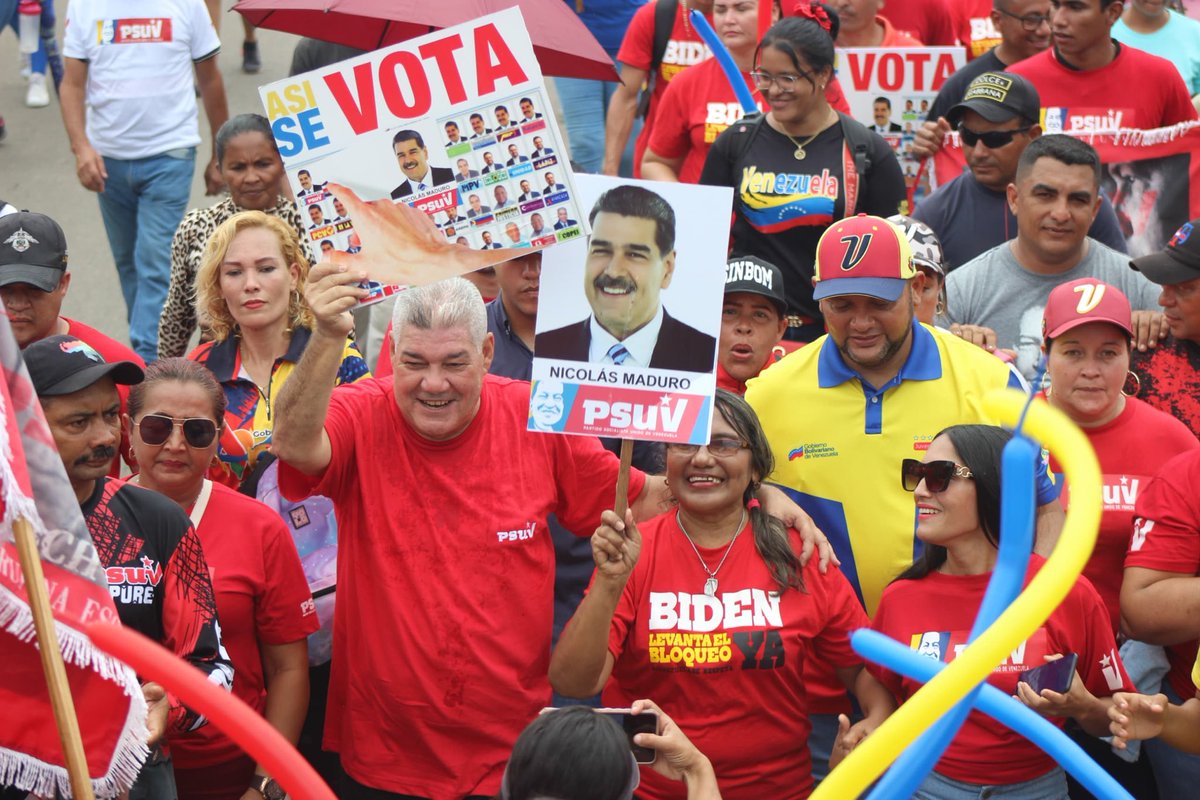 eduardopiate2's tweet photo. Casa x casa hoy en Santa Rufina, mcpio Biruaca, moviendo el 1x10 y el voto para el camarada ⁦@NicolasMaduro⁩ #Venezuelax10 #1x10VictoriaPerfecta https://t.co/yN9vyuCmKj