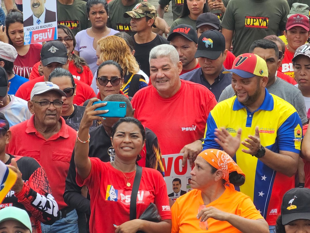 eduardopiate2's tweet photo. Casa x casa hoy en Santa Rufina, mcpio Biruaca, moviendo el 1x10 y el voto para el camarada ⁦@NicolasMaduro⁩ #Venezuelax10 #1x10VictoriaPerfecta https://t.co/yN9vyuCmKj