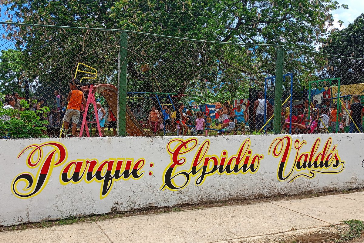 Con la presencia de Chamizo, el popular presidente del Consejo Popular San Agustín, en La Lisa, se reinaugura el remozado parque infantil "Elpidio Valdés" para disfrute de la comunidad. #Cuba #CDRCuba #PoderPopular #SomosDelBarrio