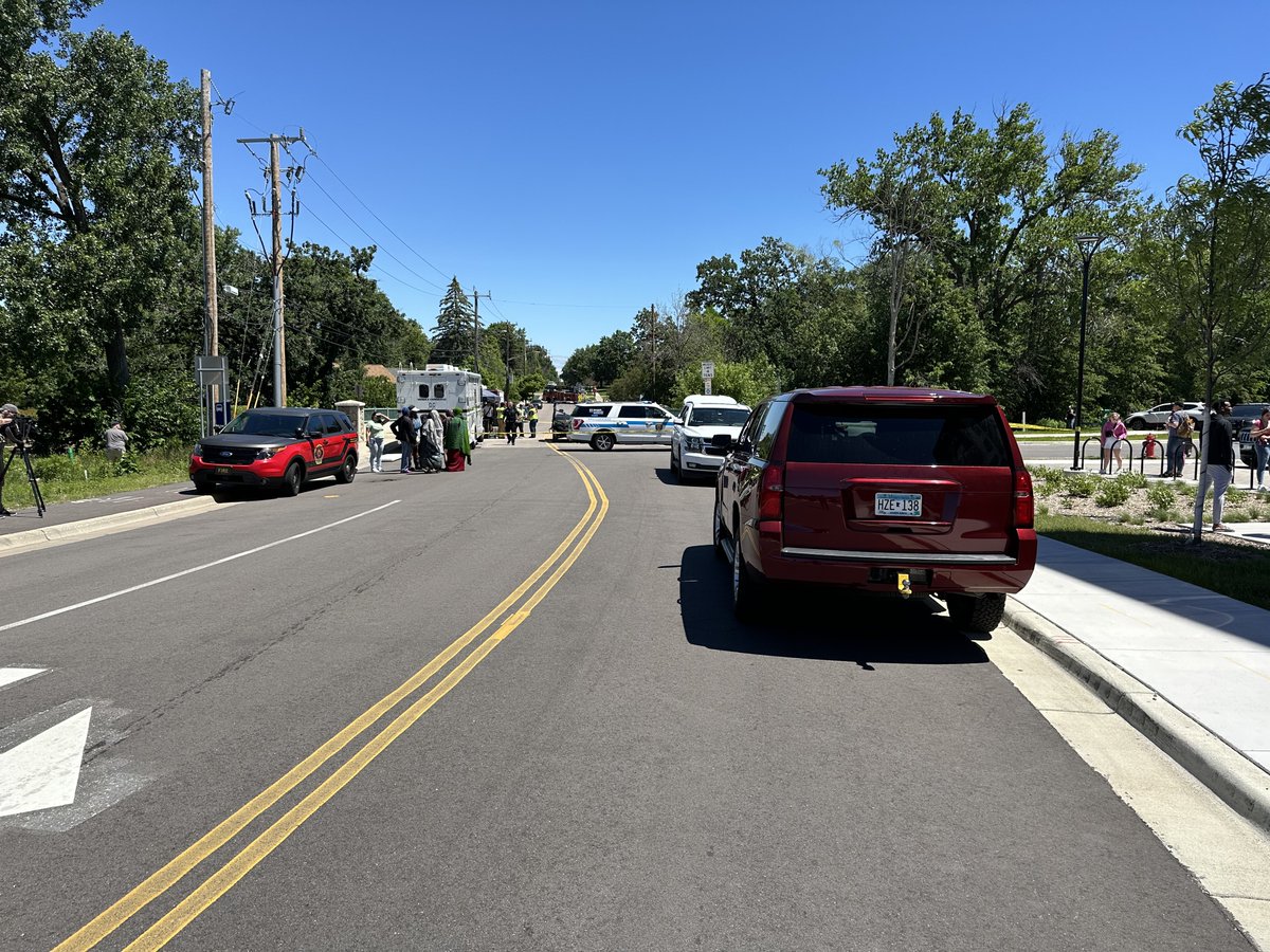 jarantala's tweet photo. Police in Hopkins say they are searching for a missing 4 year old. 3 ft tall 40 lbs shortly curly hair blue pajama pants. Searches underway and road closed at Blake and Lake #developing @WCCO https://t.co/yMdb1wED5C