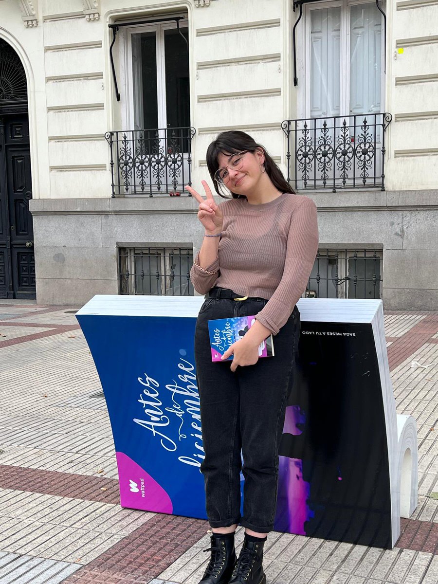 joanamarcusx's tweet photo. Hay un banquito muy bonito en la plaza Alonso Martínez, por si queréis pasaros a verlo🤭 https://t.co/UlX0JWsCs8