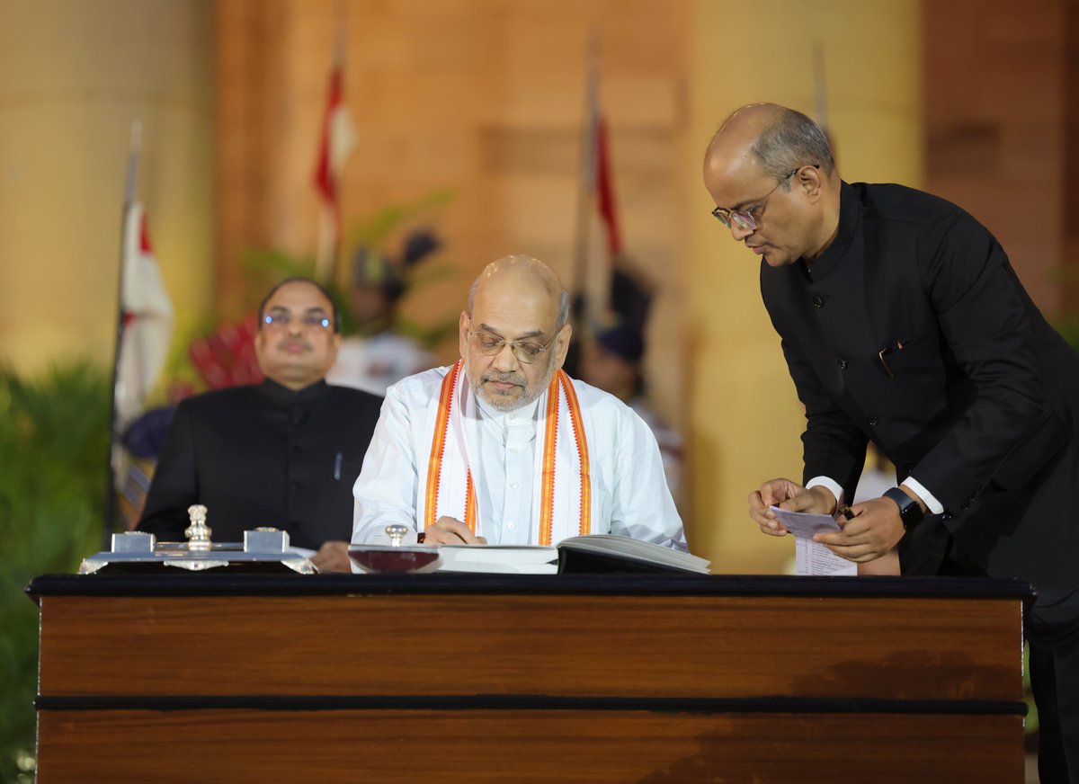 AmitShah's tweet photo. Took the oath of office as a Union Cabinet Minister in the PM Shri @narendramodi Ji-led NDA government. I extend my sincerest gratitude to Modi Ji for giving me the opportunity to serve the nation and its people again. 

Under the leadership of PM Modi Ji, we will remain committed to fulfilling the aspirations of India and building a 'Viksit Bharat' that will be foremost in every sector of development.
