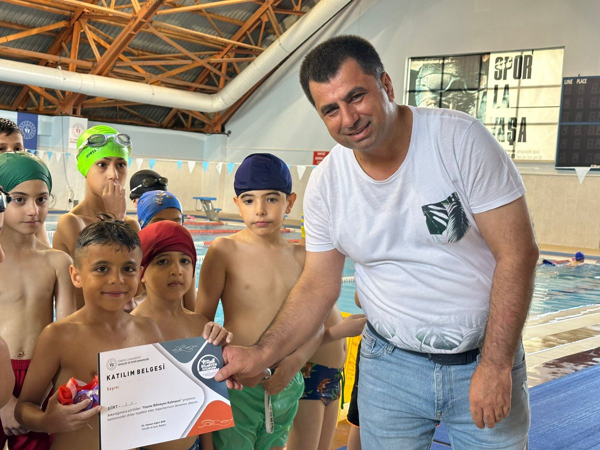 Yüzme Bilmeyen Kalmasın Gelişim Programı 100. Yıl Yüzme Havuzu ve Spor Lisesi Yüzme Havuzlarında gerçekleştirildi. Eğitim programını tamamlayan sporcularımıza İl Müdürü V. Mehmet Tufan Olgaç, Spor Şube Müdürü Levent Obuz tarafından Katılım Belgesi takdim edildi. <a href="/OA_BAK/">Dr. Osman Aşkın Bak</a>