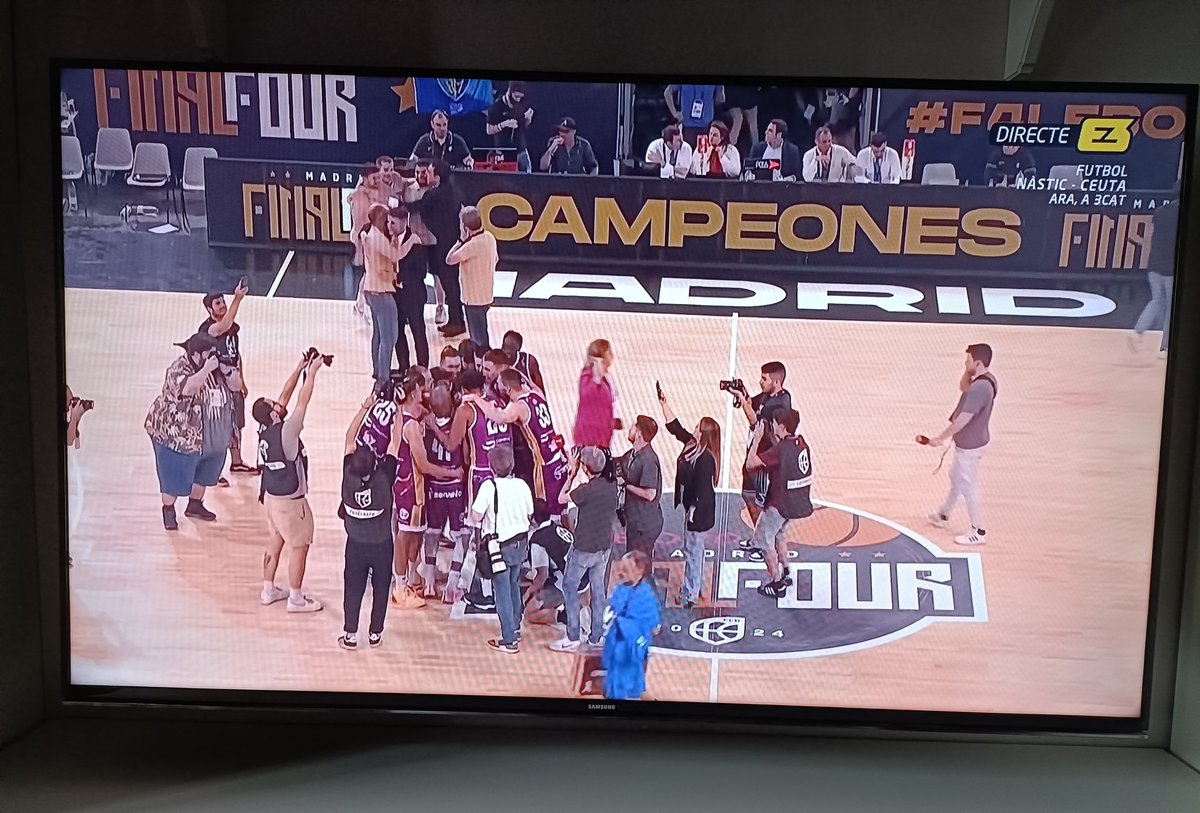 xavilovic's tweet photo. 🏆🏀 L L E I D A É S D ' A C B 🏀🏆
#HemTornat #ForçaLleida #Lleida #LEBOr #LleidaEsDeFinalFour @flleida https://t.co/OHkXEM9HfC