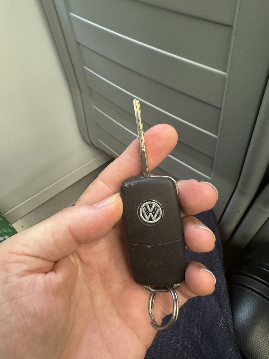 chris_kenyon11's tweet image. #keyfound @North_Iondon #Tring #VW #lostkey #carkey will leave at Euston. found on the 1845 to Euston.