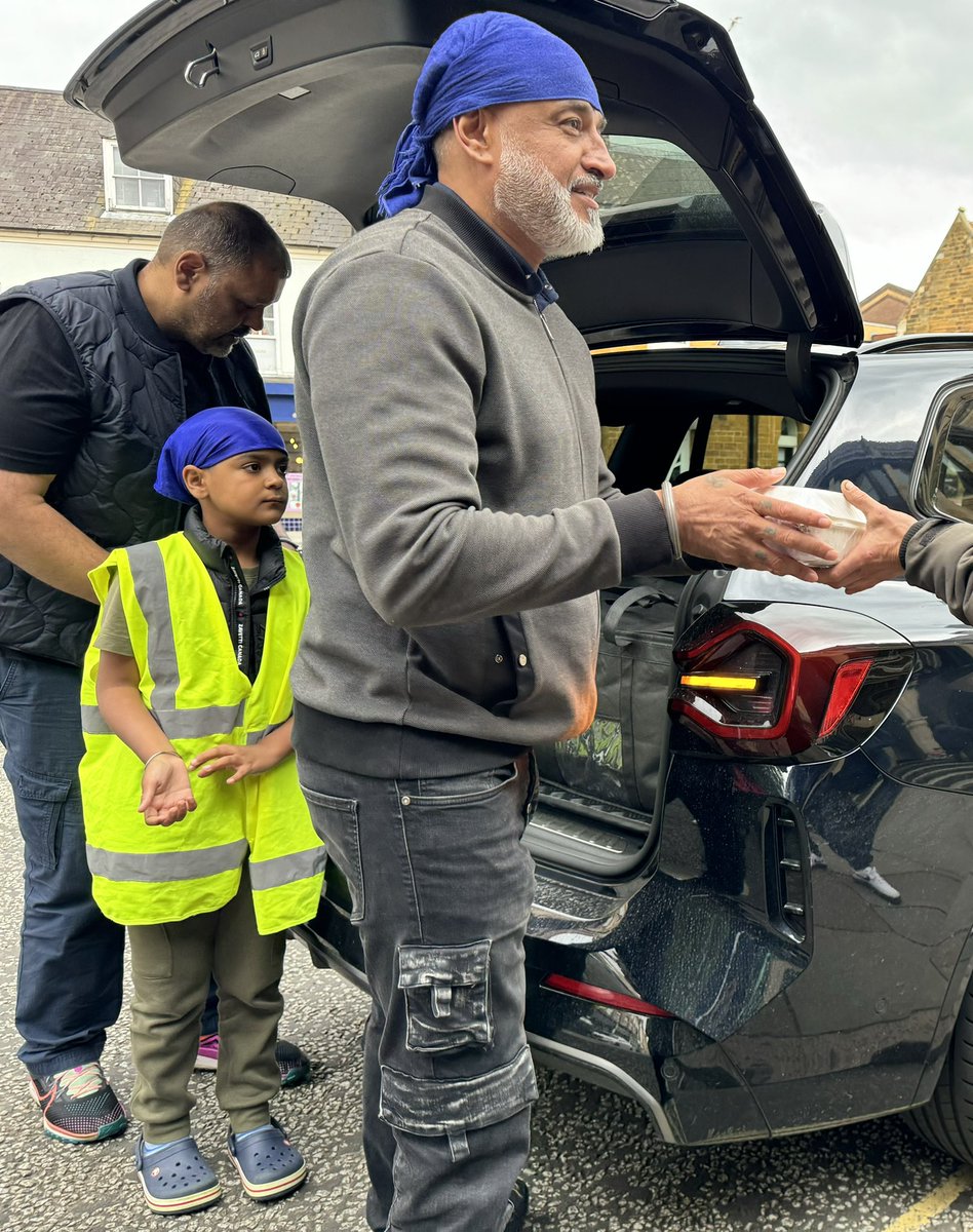 Curry, rice and parantha!

Thanks to the Raikundalia family for providing the meals and snacks this evening. 

The meals were given out by volunteers from SCCYC WATERSIDE CONNECT  

#GiveBack #zeroemmissions #Northampton #NorthantsTogether #Northantshour #helpthehomeless